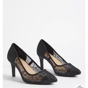 Wide width Pointed Pump Black Lace